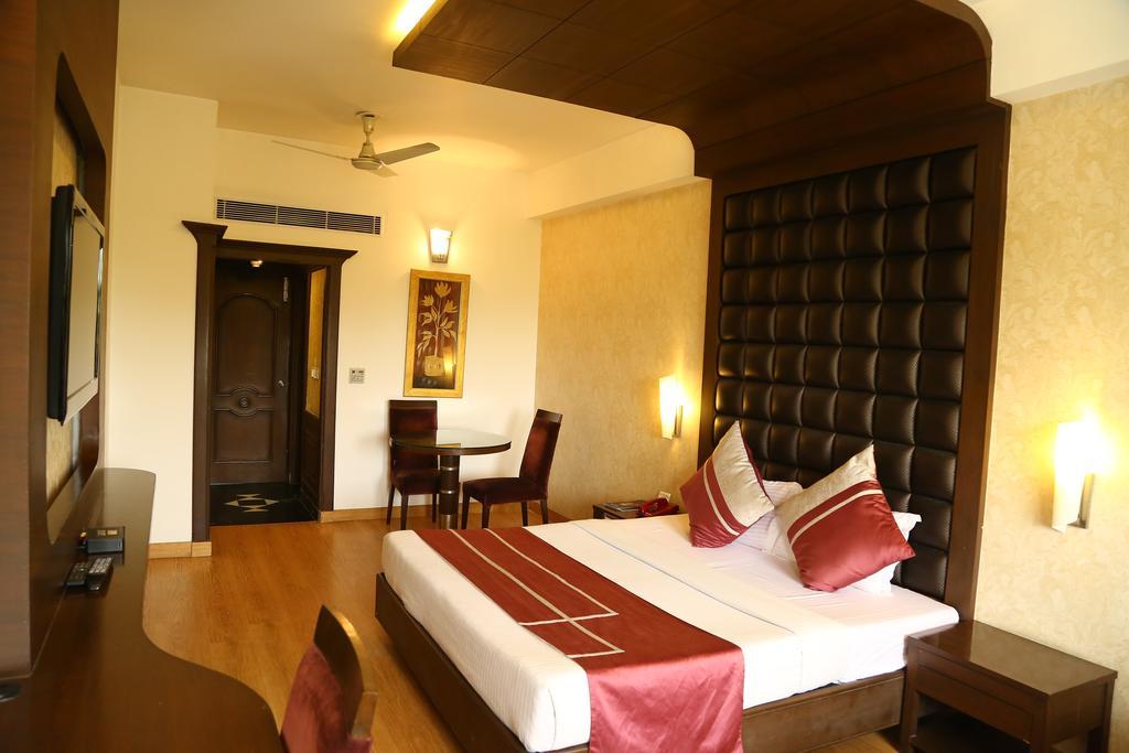 Hotel Park Grand Chandīgarh Dış mekan fotoğraf