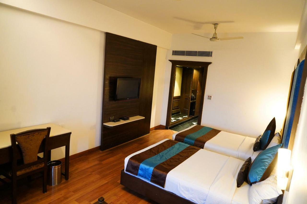 Hotel Park Grand Chandīgarh Dış mekan fotoğraf
